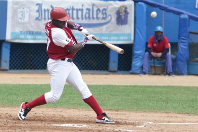 Huracanes provocan triple empate en serie beisbolera.