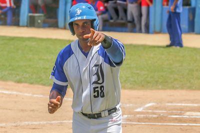 Industriales aniquil a Santiago y sigue invicto en bisbol cubano.