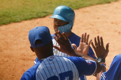 Industriales aplasta a Holgu�n con 17 hits y se afianza en la cima de la Liga �lite.