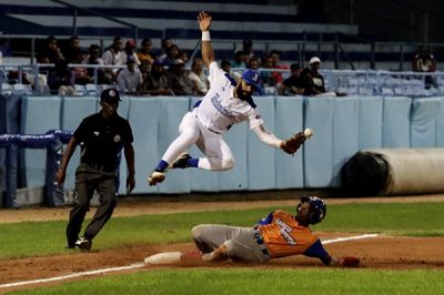 Industriales asegura cupo semifinal en Liga lite del Beisbol.