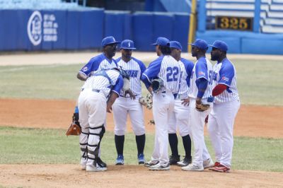 Industriales blanquea a Holguín y se afianza en la cima de la IV Liga Élite del Béisbol Cubano.
