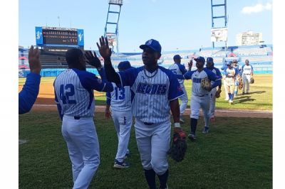 Industriales blanquea a Matanzas y sigue firme en la cima de la Liga Élite del Béisbol Cubano.
