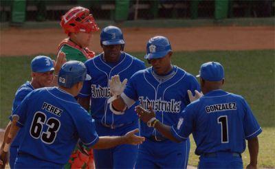 Industriales y Sancti Spritus a un paso de la semifinal