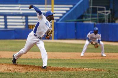 Industriales completa la barrida ante Holgu�n y sigue l�der de la Liga �lite.