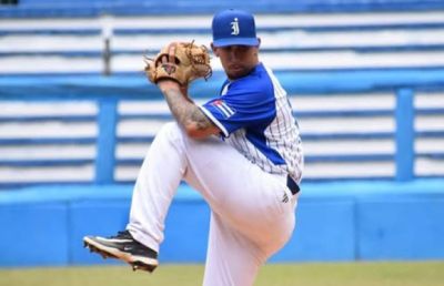 Industriales derrota a Las Tunas y toma ventaja en la final de la IV Liga Élite del Béisbol Cubano.