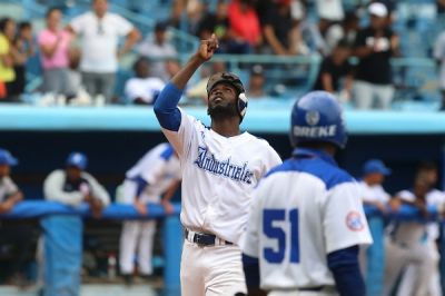 Industriales evita escobazo en Liga lite del Beisbol.