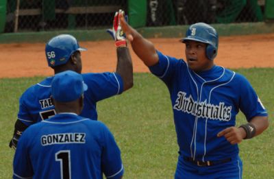 Industriales y gallos toman ventaja en play off occidental