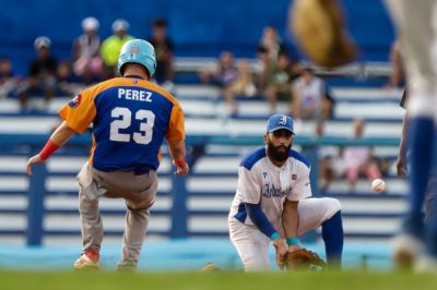 Industriales gana dos veces y se afianza en Liga lite del Beisbol.