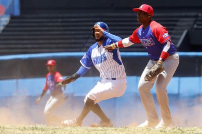 Industriales golpea a Artemisa y queda a un paso de asegurar cima de la Liga Élite.