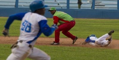 Industriales y la historia atentan contra Las Tunas en bisbol cubano.