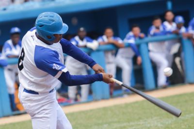 Industriales noque al lder Santiago en pelota cubana y sale del stano.