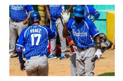Industriales queda a un paso del título tras vencer a Las Tunas con hit decisivo de Yasmani Tomás.