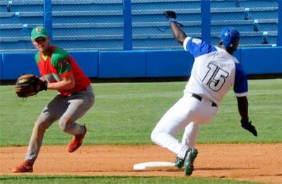 Industriales vs. Las Tunas. batalla frontal en la pelota cubana.