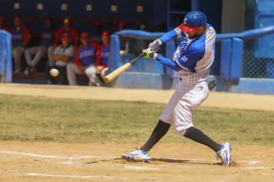 Industriales vence a Matanzas y queda solo en la cima de la Liga Élite del Béisbol Cubano.