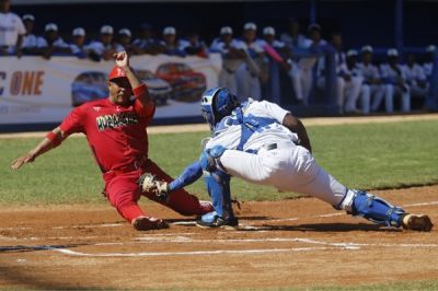 Industriales vence 1x0 a Mayabeque y toma ventaja en duelo de pitcheo hist�rico.