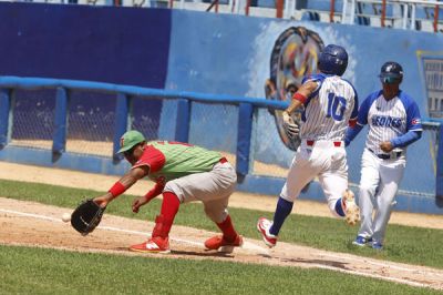 Industriales vence a Las Tunas y recupera en solitario la cima de la Liga �lite del B�isbol Cubano.