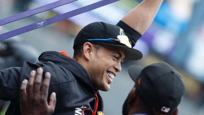 Yankees acuerdan con los Marlins adquirir al toletero Giancarlo Stanton.