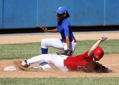 Intervendr seleccin femenina de Cuba en torneo de bisbol