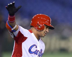 Jardinero cubano Cepeda jugar en bisbol de Japn