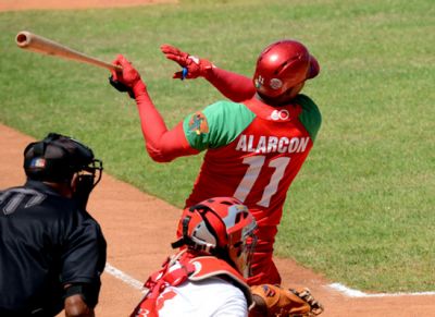 Leadores apalean a Indios y siguen de lderes en Serie de Beisbol.