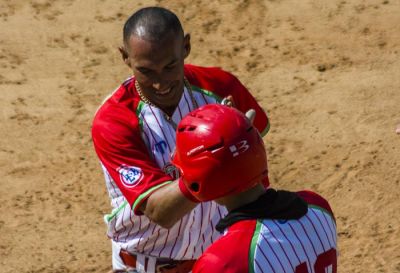 Leñadores aplastan a Holguín y arrancan con fuerza las semifinales de la IV Liga Élite del Beisbol Cubano.