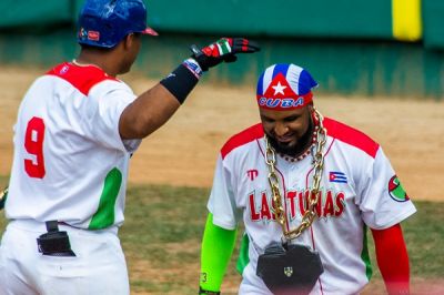 Leñadores de Las Tunas aplasta a Artemisa y se acerca a la cima de la Liga Élite del Béisbol Cubano.