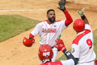 Leadores de Las Tunas golpean fuerte y vencen 9x6 a las Avispas de Santiago de Cuba.