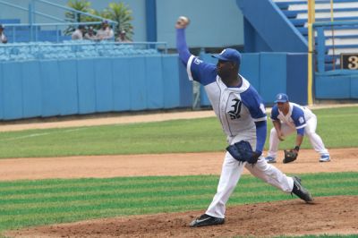 Leones barren a Toros y suean con play off de la 59 SNB.