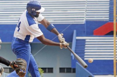 Leones ganan su primer juego en playoffs de béisbol cubano.