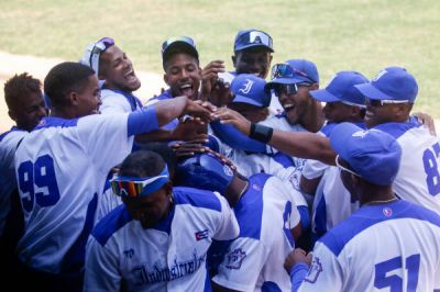 Leones ganan segundo juego en semifinal beisbolera.