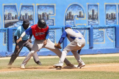 Leones de La Habana igualan la final Sub-23 con contundente victoria 6x1 sobre Alazanes de Granma.