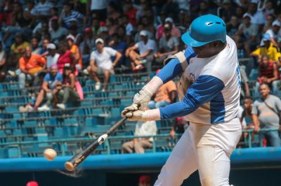 Leones y Tigres empatados en la cima del bisbol cubano.