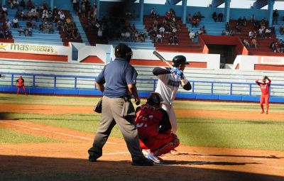 Lder Santiago de Cuba detuvo a Holgun en Bisbol.