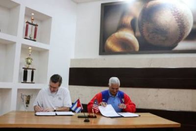 FCB y Liga Pequea de Bisbol Internacional firman Memorando.