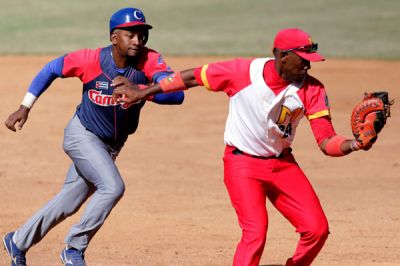 Matanzas y Camagey comparten la cima en la Serie Nacional de Bisbol.