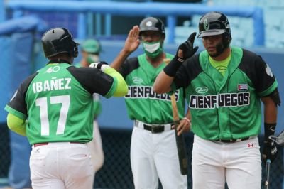 Matanzas y Cienfuegos danzan bajo la lluvia en bisbol de Cuba.