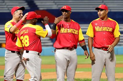 Matanzas gan y Santiago se pega en Liga lite del Beisbol.
