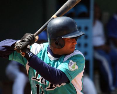 Michel Enriquez firma con los Piratas