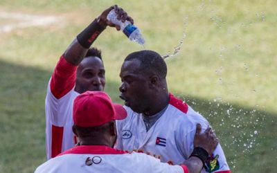 Noelvis Entenza, centenario en los play off.