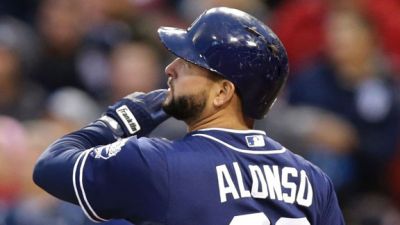 Padres inhabilitan a cubano Alonso