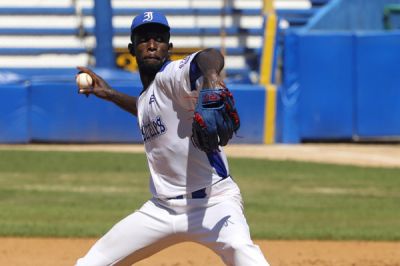 Pavel Hernndez lanza juego sin jit ni carrera.