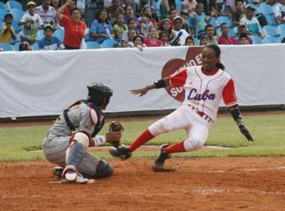 Peloteras cubanas por boleto a Toronto