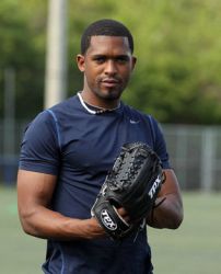 Pitcher cubano busca un puesto en los Marlins