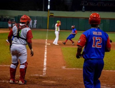 Play off de la 57 SNB: Leadores salen delante en primer juego.