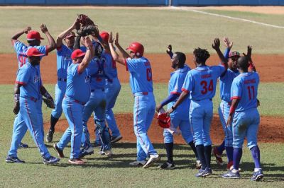 Portuarios vence doble a Agricultores en final de Liga lite del Beisbol.