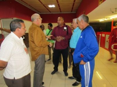 Presidente del Inder recibe al equipo de bsibol cubano.