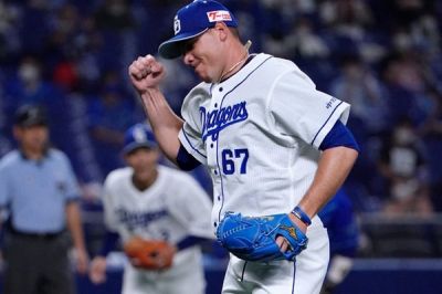 Protagonismo cubano en tope de beisbol entre Dragones y Halcones.