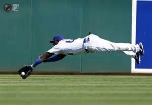 Yasiel Puig sale de juego tras choque