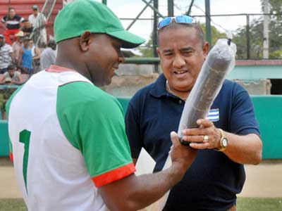 Recibe pelotero cubano bates donados por Gerardo Hernndez