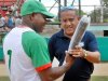 Recibe pelotero cubano bates donados por Gerardo Hernández